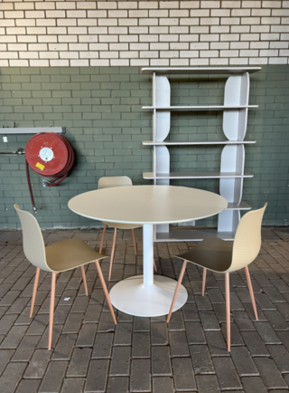 5x Eettafel, 3 stoelen en stellingkast , Byfonq